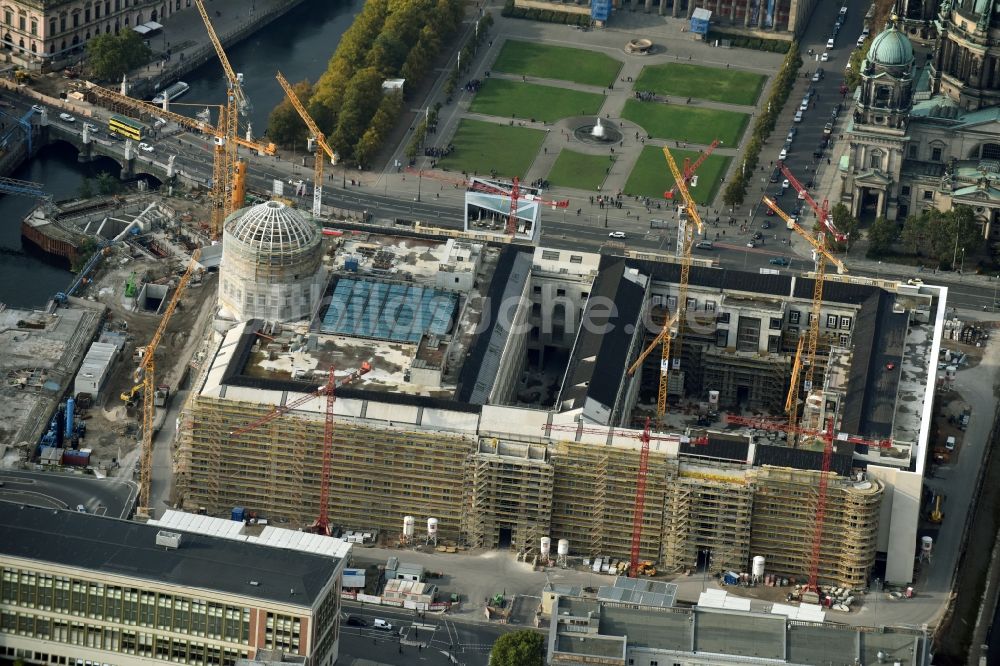 Luftaufnahme Berlin - Umgestaltung des Schlossplatz durch die Baustelle zum Neubau des Humboldt - Forums in Berlin - Mitte