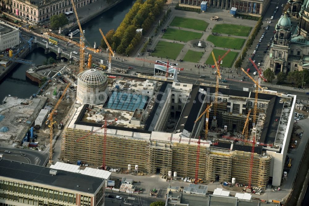 Berlin von oben - Umgestaltung des Schlossplatz durch die Baustelle zum Neubau des Humboldt - Forums in Berlin - Mitte