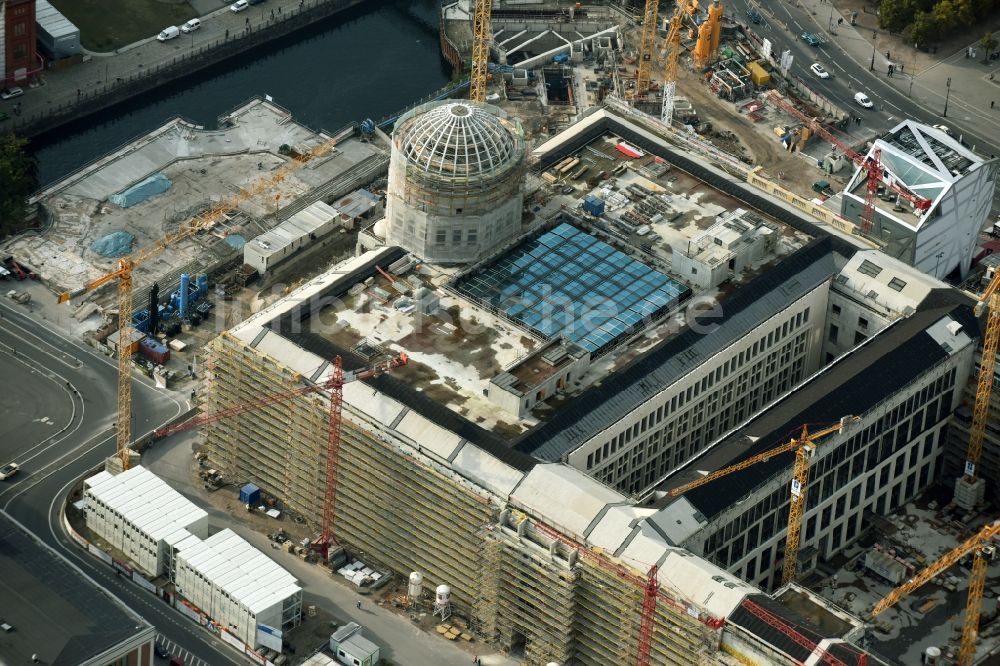 Berlin aus der Vogelperspektive: Umgestaltung des Schlossplatz durch die Baustelle zum Neubau des Humboldt - Forums in Berlin - Mitte