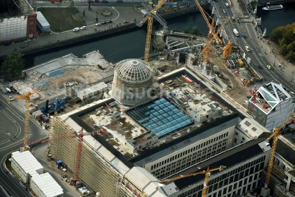 Luftbild Berlin - Umgestaltung des Schlossplatz durch die Baustelle zum Neubau des Humboldt - Forums in Berlin - Mitte