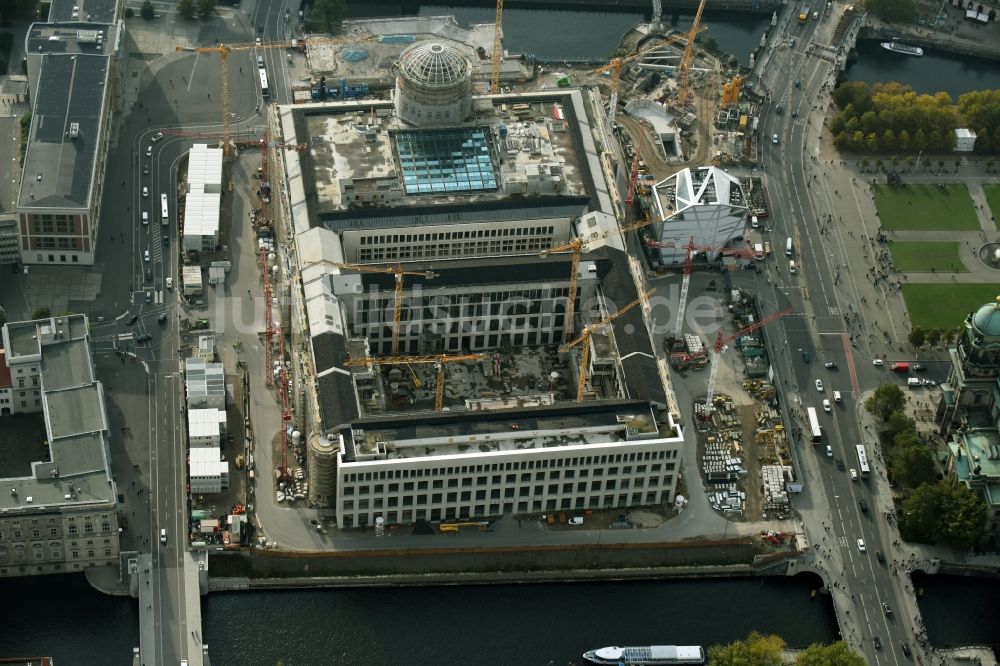 Luftaufnahme Berlin - Umgestaltung des Schlossplatz durch die Baustelle zum Neubau des Humboldt - Forums in Berlin - Mitte