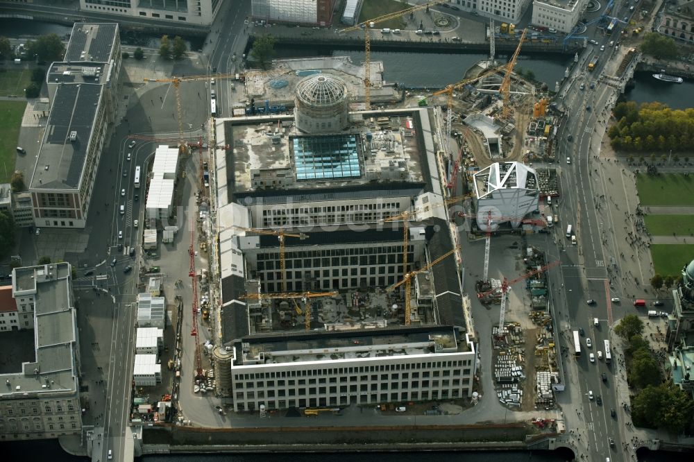 Berlin von oben - Umgestaltung des Schlossplatz durch die Baustelle zum Neubau des Humboldt - Forums in Berlin - Mitte