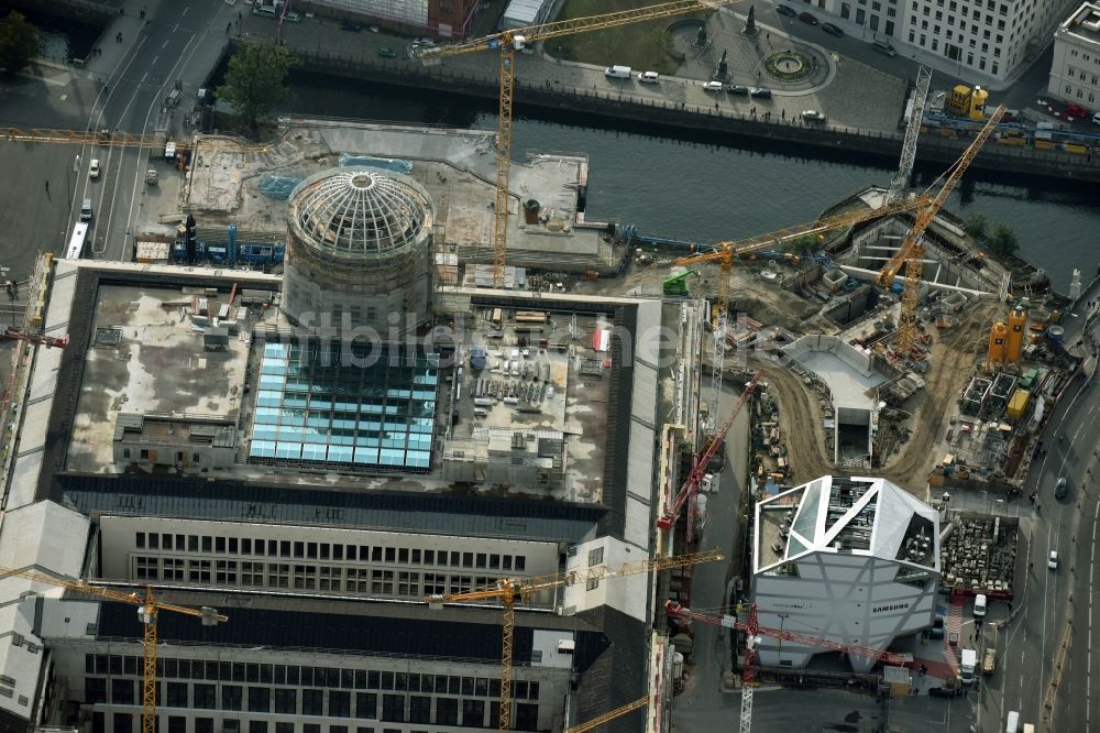 Berlin aus der Vogelperspektive: Umgestaltung des Schlossplatz durch die Baustelle zum Neubau des Humboldt - Forums in Berlin - Mitte