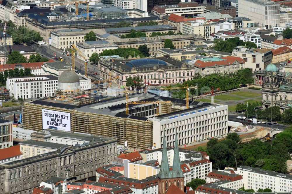 Berlin von oben - Umgestaltung des Schlossplatz durch die Baustelle zum Neubau des Humboldt - Forums in Berlin - Mitte