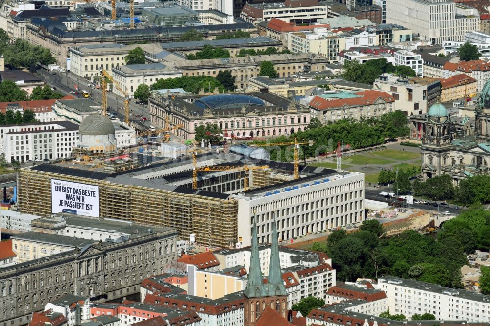 Berlin aus der Vogelperspektive: Umgestaltung des Schlossplatz durch die Baustelle zum Neubau des Humboldt - Forums in Berlin - Mitte