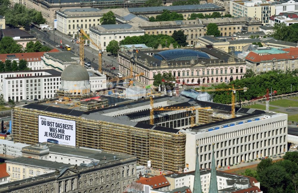 Luftbild Berlin - Umgestaltung des Schlossplatz durch die Baustelle zum Neubau des Humboldt - Forums in Berlin - Mitte