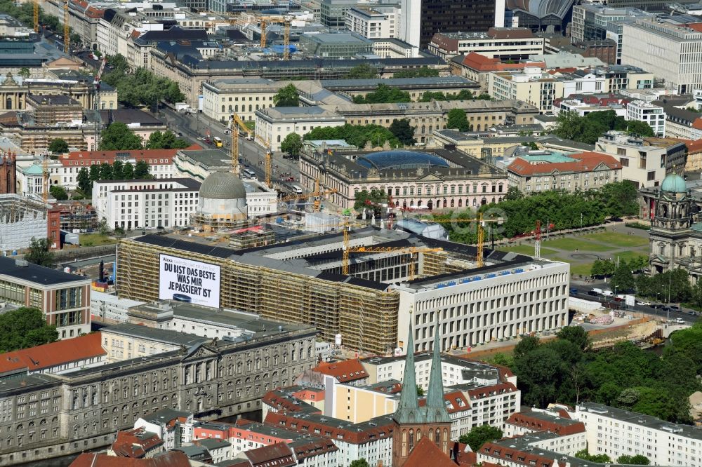 Luftaufnahme Berlin - Umgestaltung des Schlossplatz durch die Baustelle zum Neubau des Humboldt - Forums in Berlin - Mitte