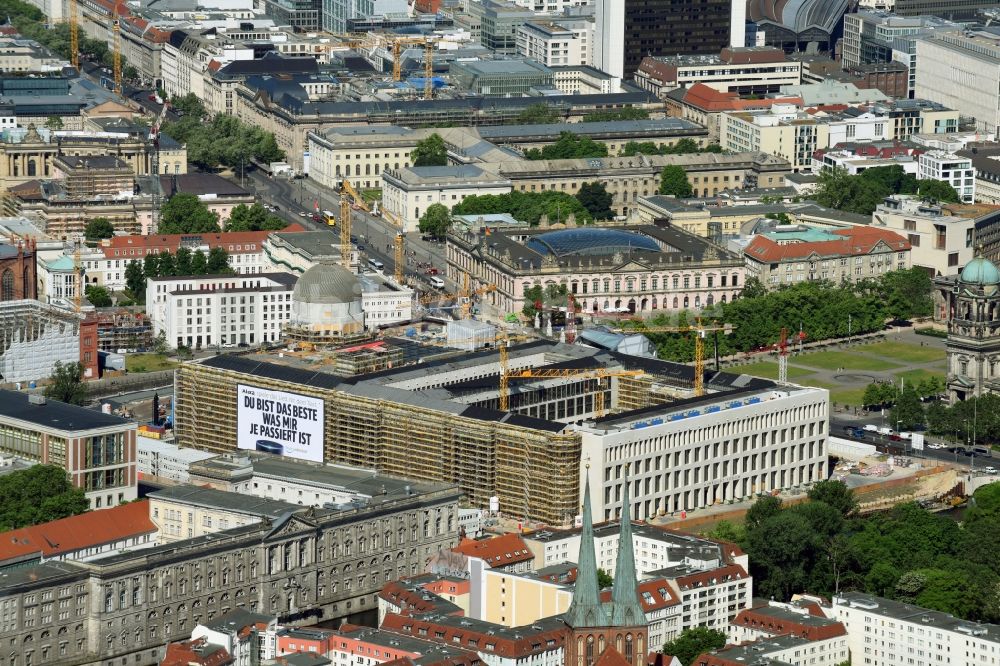 Berlin aus der Vogelperspektive: Umgestaltung des Schlossplatz durch die Baustelle zum Neubau des Humboldt - Forums in Berlin - Mitte