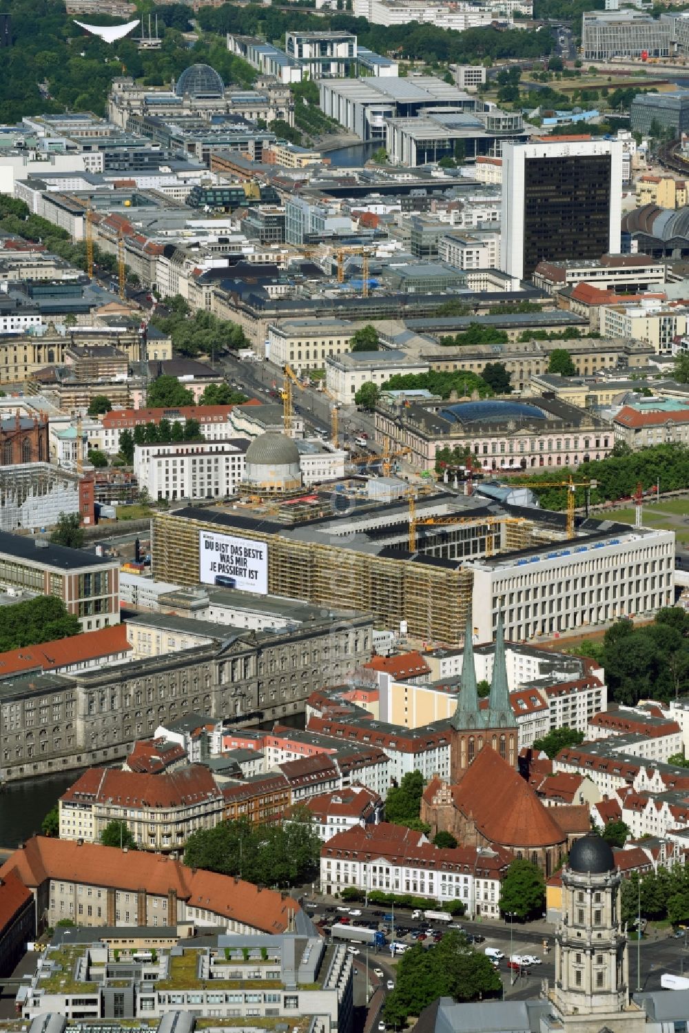 Luftbild Berlin - Umgestaltung des Schlossplatz durch die Baustelle zum Neubau des Humboldt - Forums in Berlin - Mitte