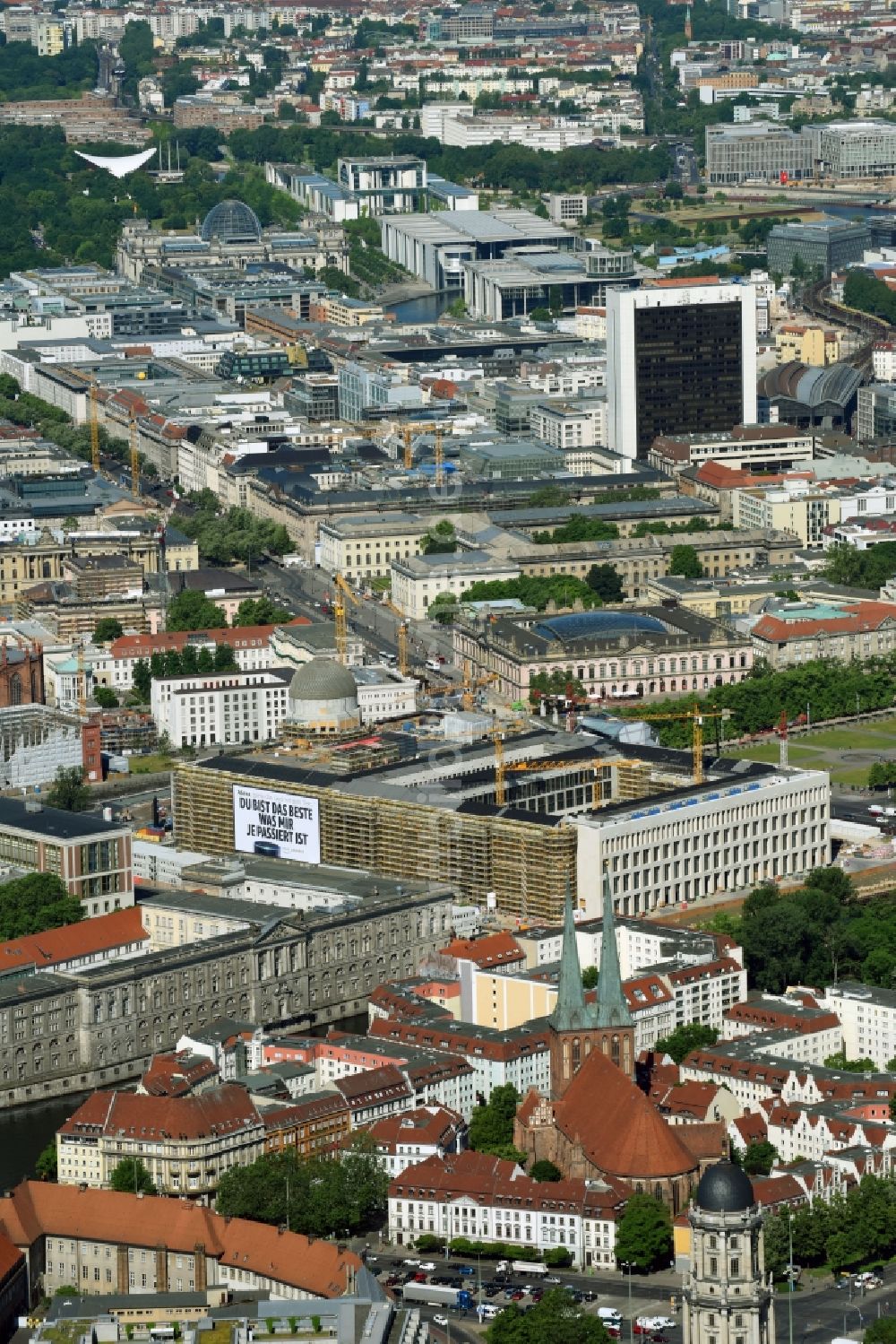 Luftaufnahme Berlin - Umgestaltung des Schlossplatz durch die Baustelle zum Neubau des Humboldt - Forums in Berlin - Mitte