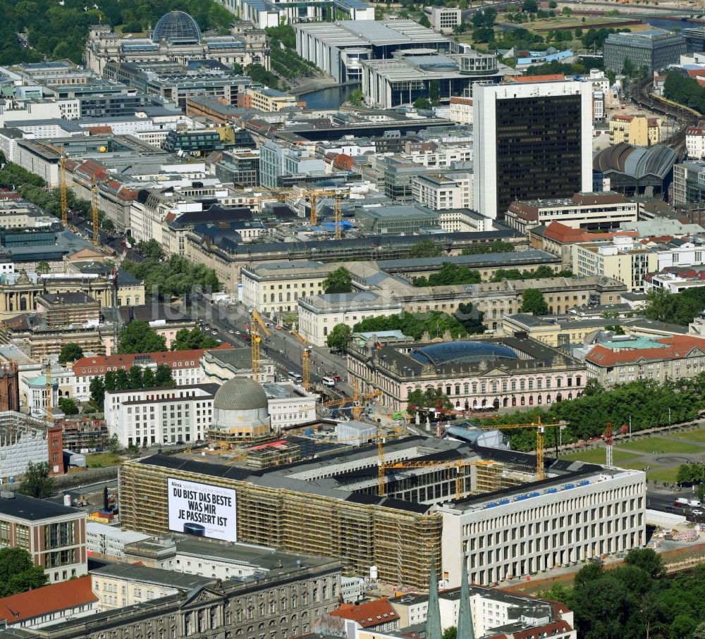 Berlin von oben - Umgestaltung des Schlossplatz durch die Baustelle zum Neubau des Humboldt - Forums in Berlin - Mitte