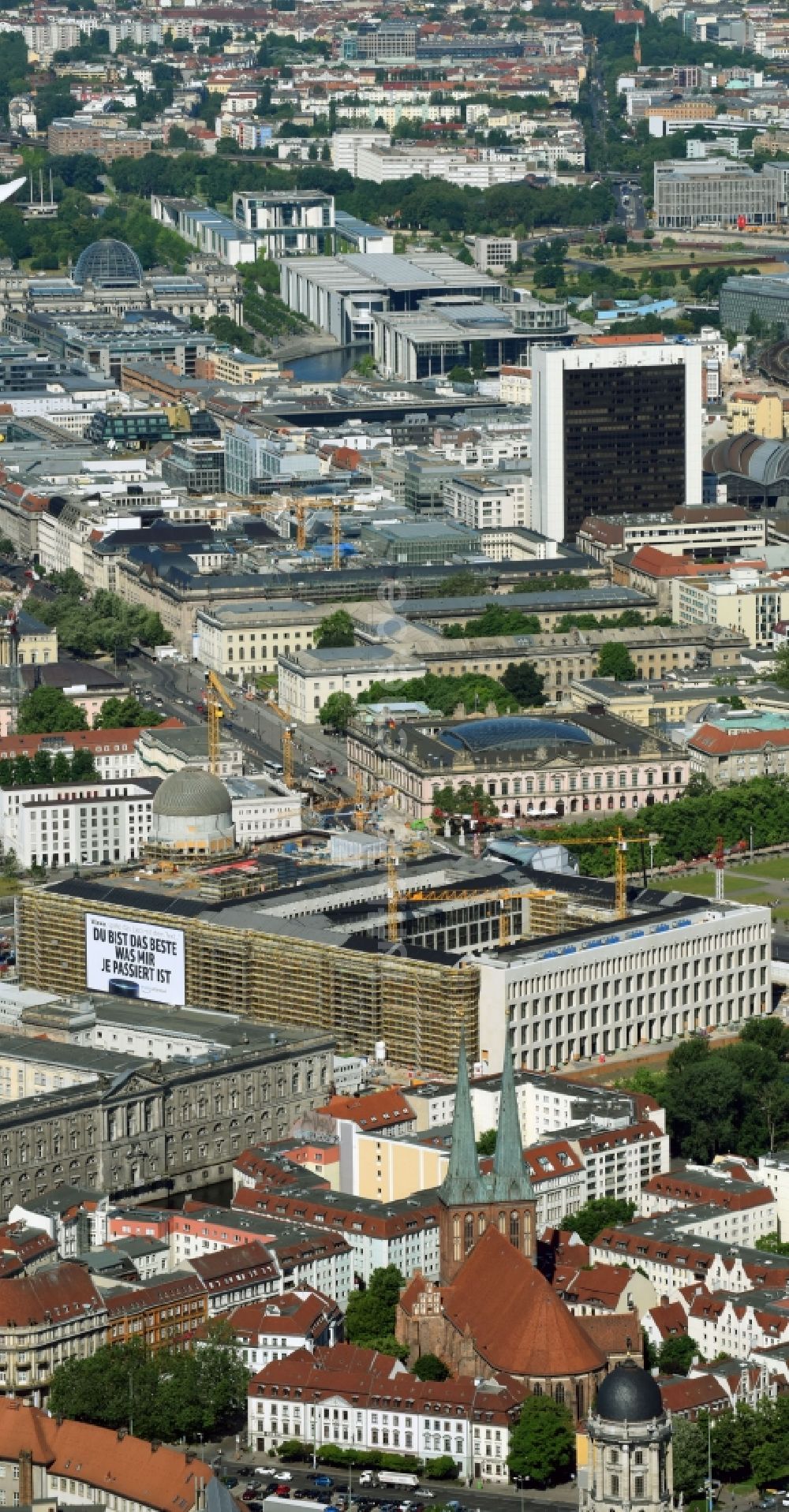 Berlin aus der Vogelperspektive: Umgestaltung des Schlossplatz durch die Baustelle zum Neubau des Humboldt - Forums in Berlin - Mitte