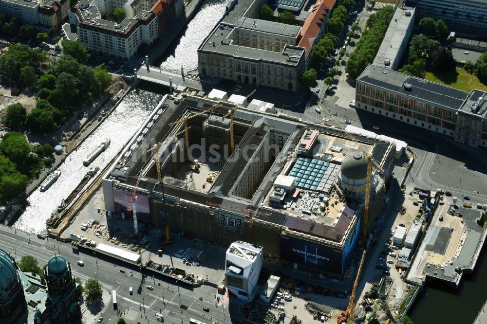 Luftbild Berlin - Umgestaltung des Schlossplatz durch die Baustelle zum Neubau des Humboldt - Forums in Berlin - Mitte