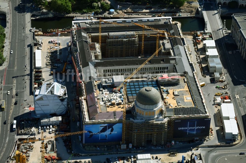 Luftaufnahme Berlin - Umgestaltung des Schlossplatz durch die Baustelle zum Neubau des Humboldt - Forums in Berlin - Mitte