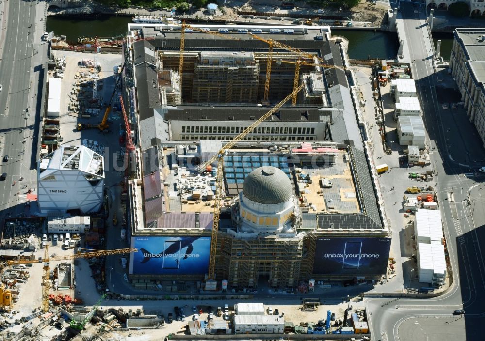 Berlin von oben - Umgestaltung des Schlossplatz durch die Baustelle zum Neubau des Humboldt - Forums in Berlin - Mitte