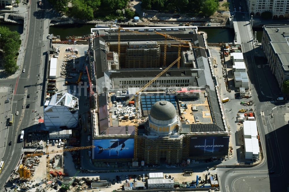 Berlin aus der Vogelperspektive: Umgestaltung des Schlossplatz durch die Baustelle zum Neubau des Humboldt - Forums in Berlin - Mitte