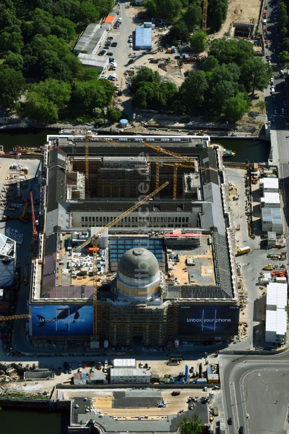 Luftbild Berlin - Umgestaltung des Schlossplatz durch die Baustelle zum Neubau des Humboldt - Forums in Berlin - Mitte