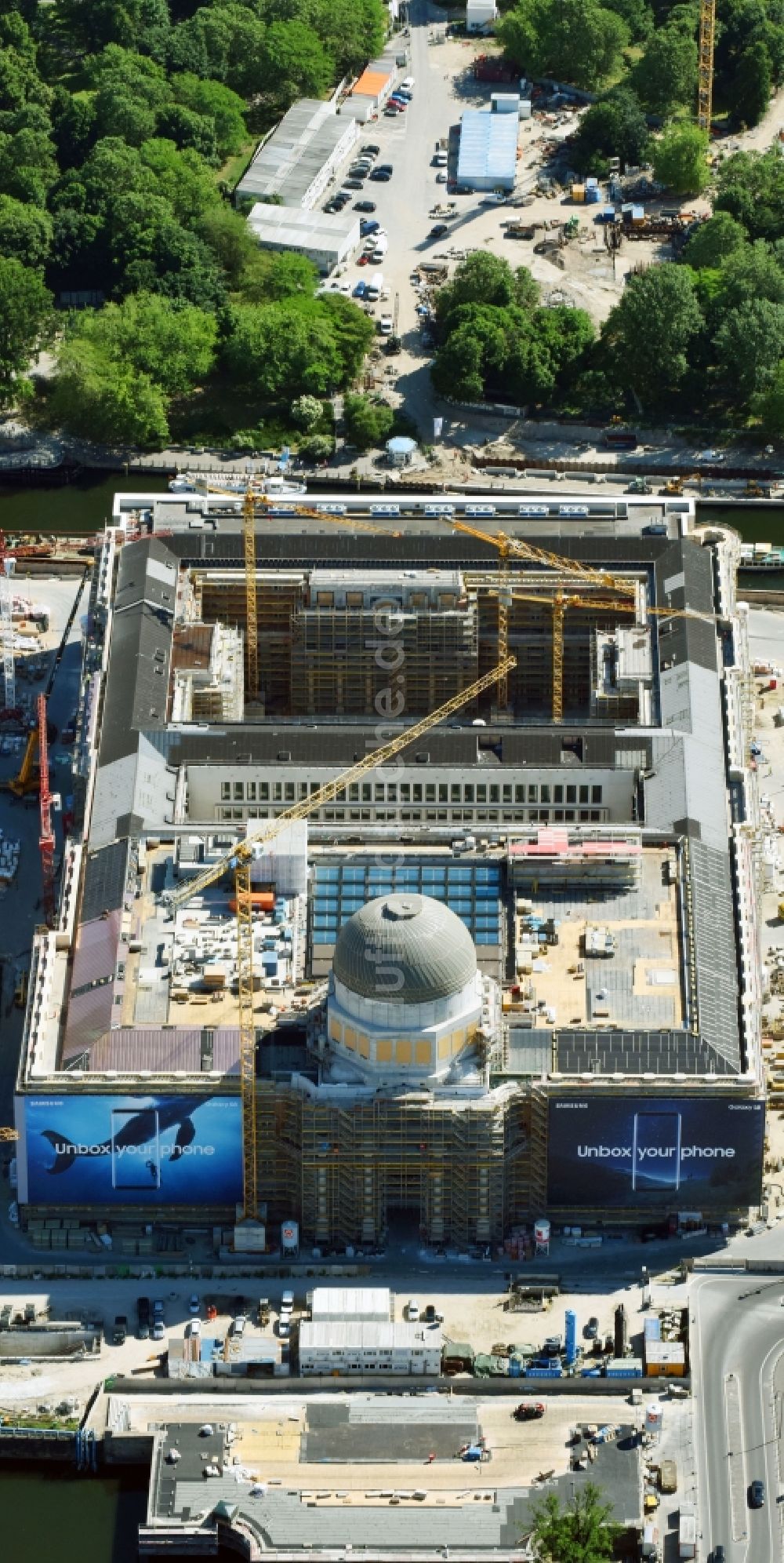 Luftaufnahme Berlin - Umgestaltung des Schlossplatz durch die Baustelle zum Neubau des Humboldt - Forums in Berlin - Mitte