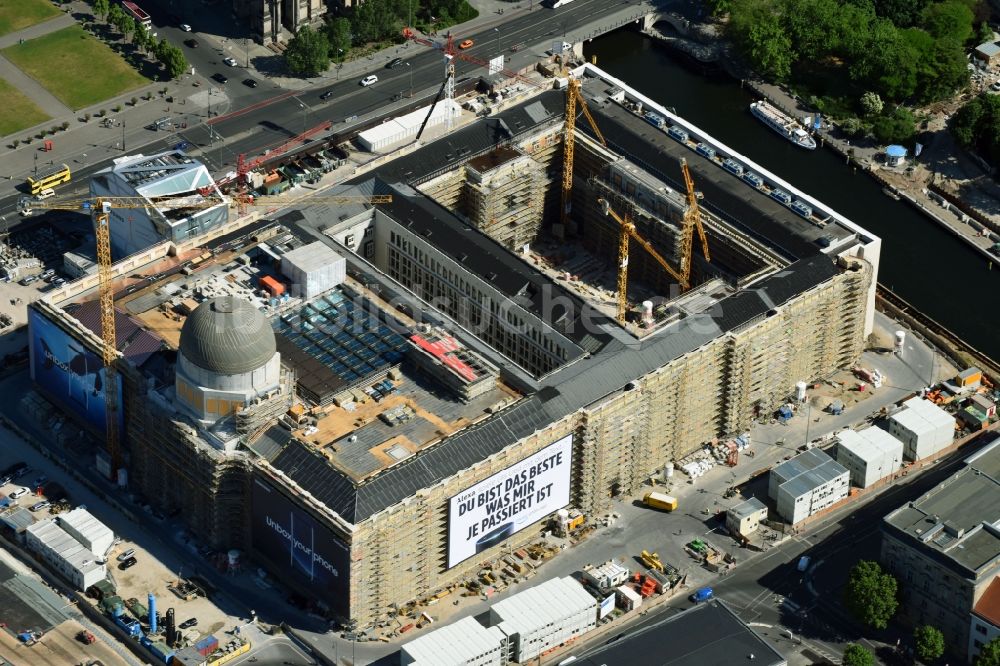 Berlin von oben - Umgestaltung des Schlossplatz durch die Baustelle zum Neubau des Humboldt - Forums in Berlin - Mitte