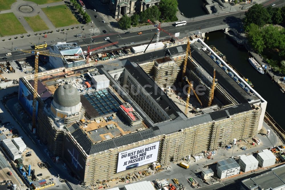 Berlin aus der Vogelperspektive: Umgestaltung des Schlossplatz durch die Baustelle zum Neubau des Humboldt - Forums in Berlin - Mitte