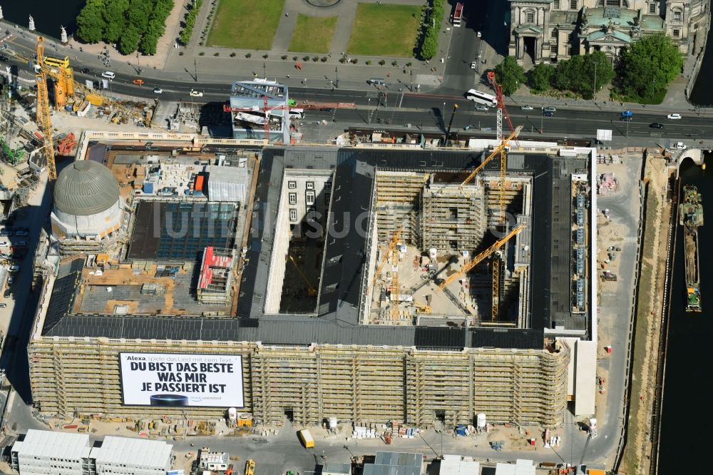 Luftbild Berlin - Umgestaltung des Schlossplatz durch die Baustelle zum Neubau des Humboldt - Forums in Berlin - Mitte