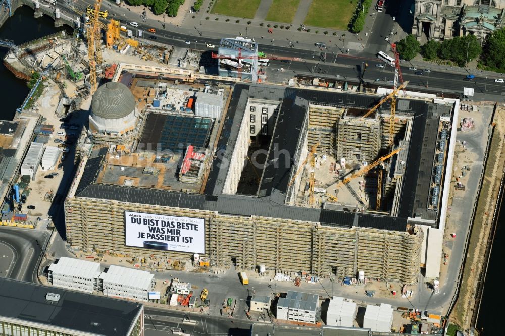 Luftaufnahme Berlin - Umgestaltung des Schlossplatz durch die Baustelle zum Neubau des Humboldt - Forums in Berlin - Mitte