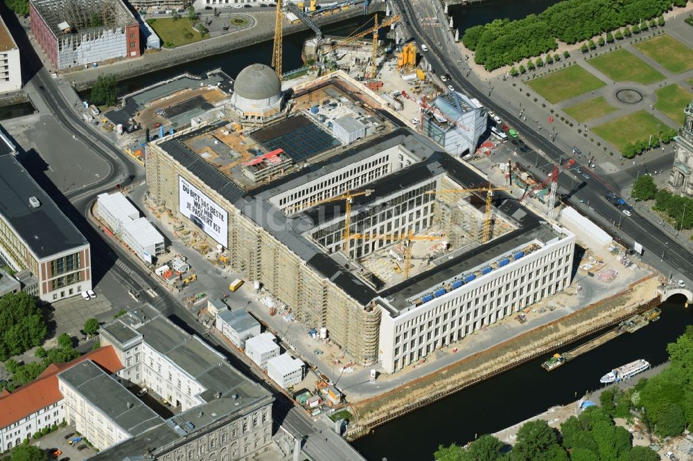 Berlin von oben - Umgestaltung des Schlossplatz durch die Baustelle zum Neubau des Humboldt - Forums in Berlin - Mitte