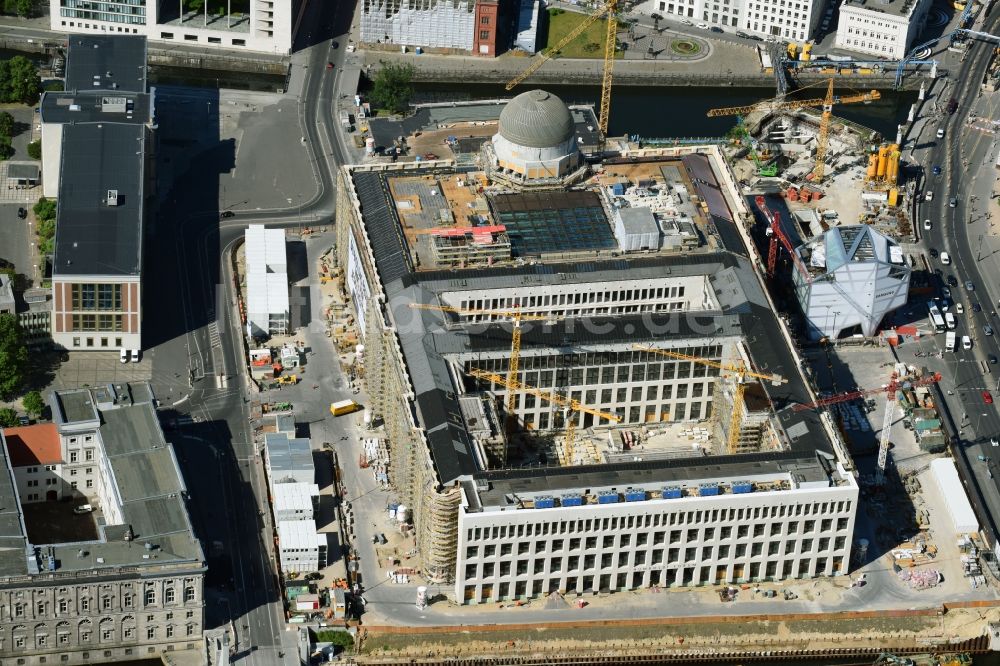 Berlin aus der Vogelperspektive: Umgestaltung des Schlossplatz durch die Baustelle zum Neubau des Humboldt - Forums in Berlin - Mitte