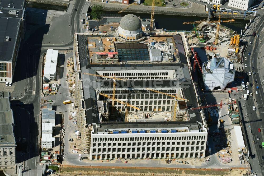 Luftbild Berlin - Umgestaltung des Schlossplatz durch die Baustelle zum Neubau des Humboldt - Forums in Berlin - Mitte