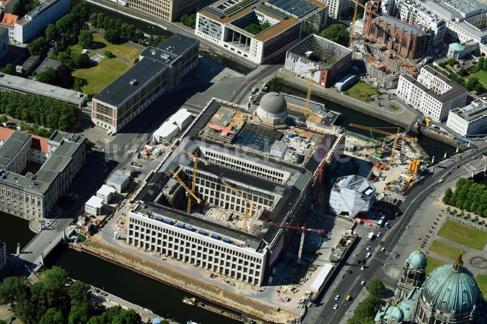 Luftaufnahme Berlin - Umgestaltung des Schlossplatz durch die Baustelle zum Neubau des Humboldt - Forums in Berlin - Mitte