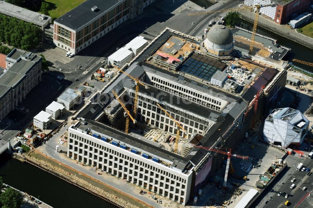 Berlin von oben - Umgestaltung des Schlossplatz durch die Baustelle zum Neubau des Humboldt - Forums in Berlin - Mitte