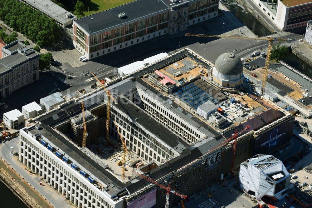 Berlin aus der Vogelperspektive: Umgestaltung des Schlossplatz durch die Baustelle zum Neubau des Humboldt - Forums in Berlin - Mitte