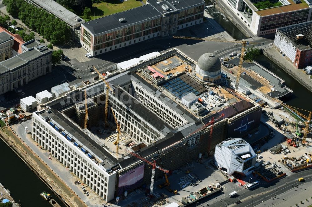 Luftbild Berlin - Umgestaltung des Schlossplatz durch die Baustelle zum Neubau des Humboldt - Forums in Berlin - Mitte