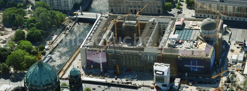 Luftaufnahme Berlin - Umgestaltung des Schlossplatz durch die Baustelle zum Neubau des Humboldt - Forums in Berlin - Mitte