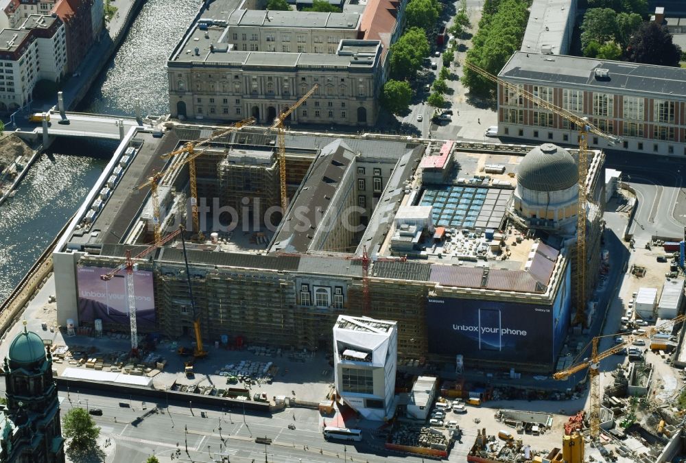 Berlin von oben - Umgestaltung des Schlossplatz durch die Baustelle zum Neubau des Humboldt - Forums in Berlin - Mitte