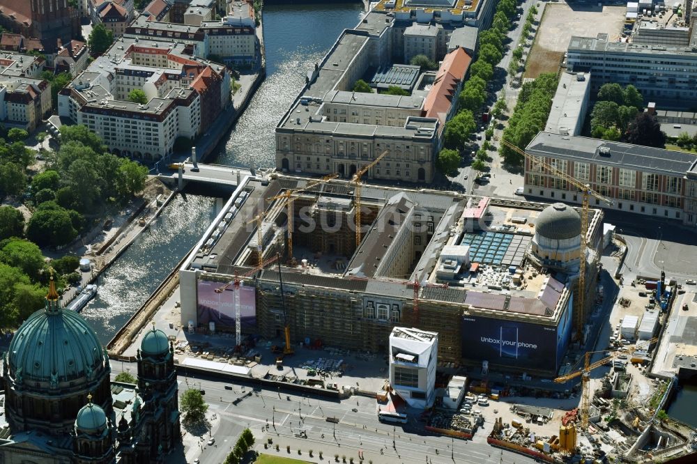 Berlin aus der Vogelperspektive: Umgestaltung des Schlossplatz durch die Baustelle zum Neubau des Humboldt - Forums in Berlin - Mitte