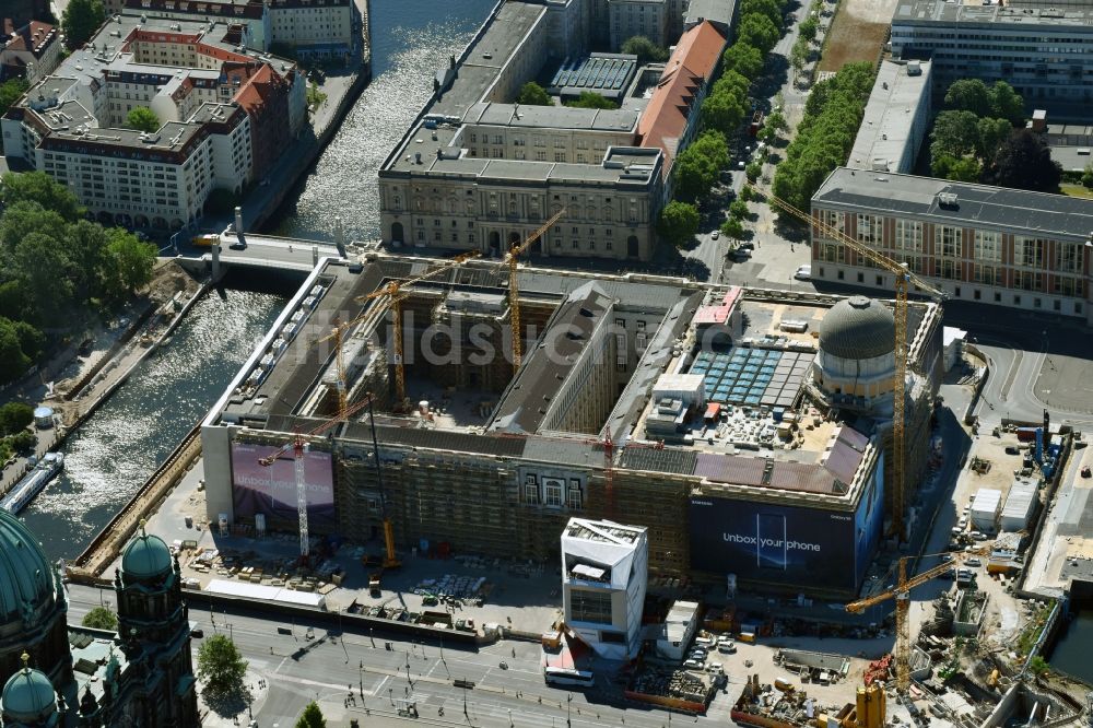 Luftbild Berlin - Umgestaltung des Schlossplatz durch die Baustelle zum Neubau des Humboldt - Forums in Berlin - Mitte