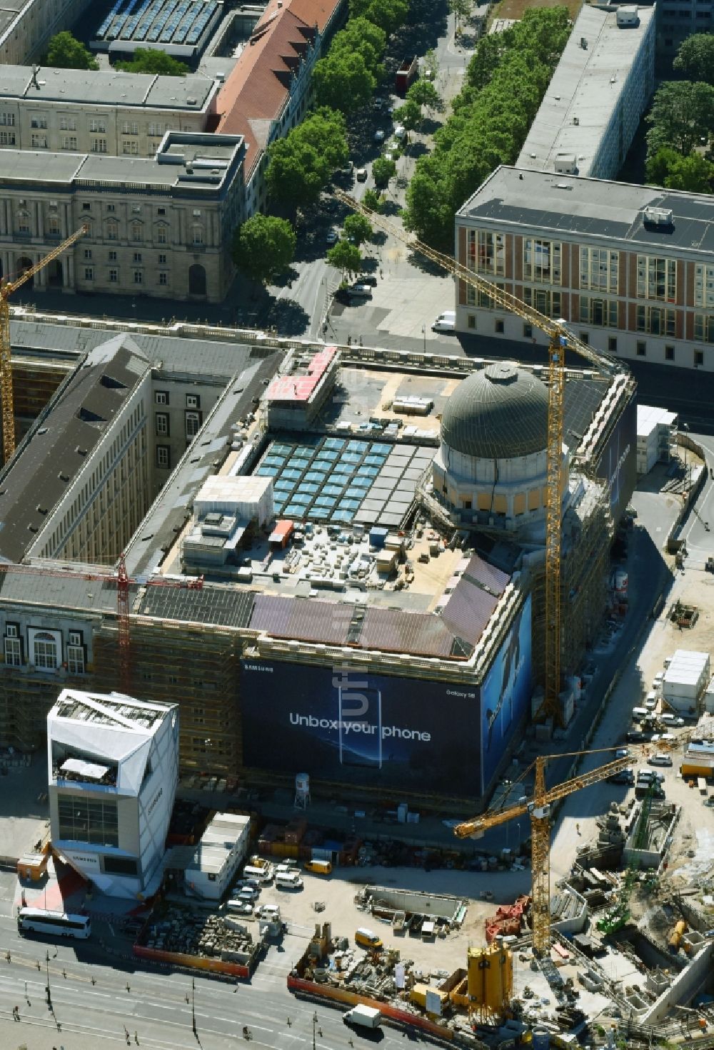 Luftaufnahme Berlin - Umgestaltung des Schlossplatz durch die Baustelle zum Neubau des Humboldt - Forums in Berlin - Mitte