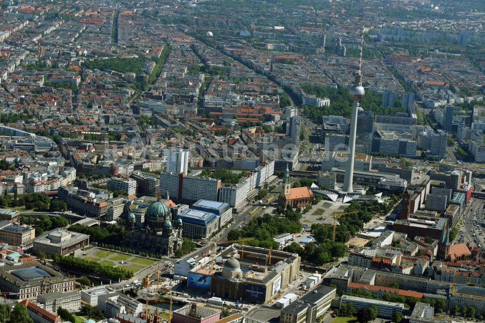 Luftbild Berlin - Umgestaltung des Schlossplatz durch die Baustelle zum Neubau des Humboldt - Forums in Berlin - Mitte