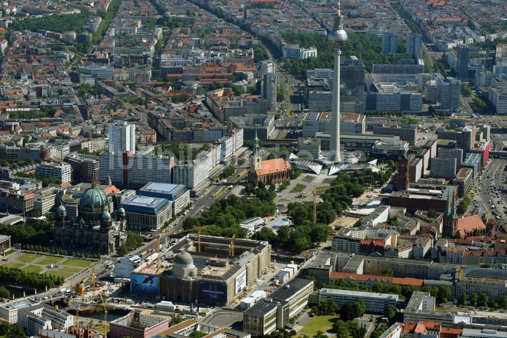 Luftaufnahme Berlin - Umgestaltung des Schlossplatz durch die Baustelle zum Neubau des Humboldt - Forums in Berlin - Mitte