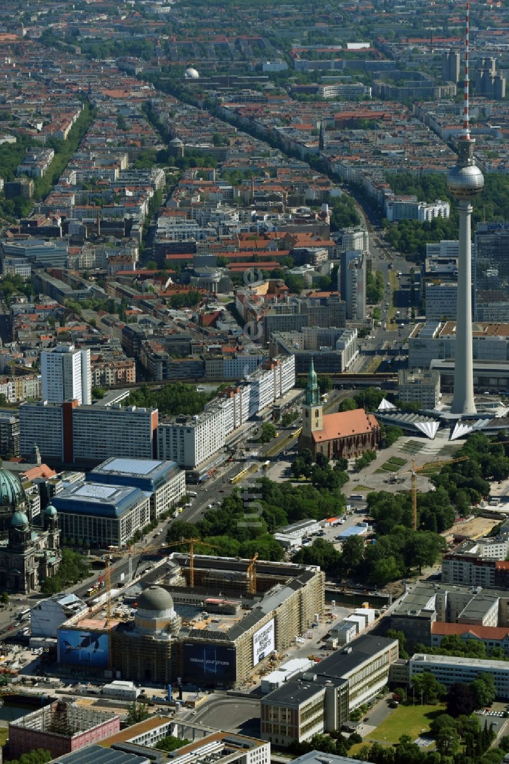 Berlin von oben - Umgestaltung des Schlossplatz durch die Baustelle zum Neubau des Humboldt - Forums in Berlin - Mitte