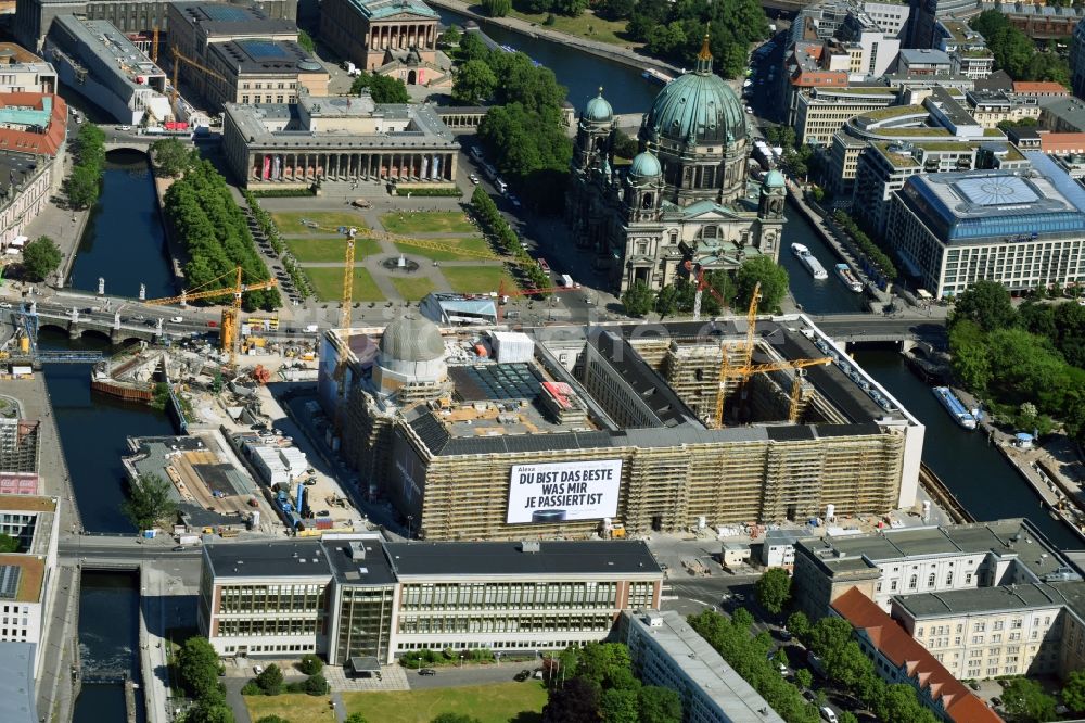 Berlin aus der Vogelperspektive: Umgestaltung des Schlossplatz durch die Baustelle zum Neubau des Humboldt - Forums in Berlin - Mitte