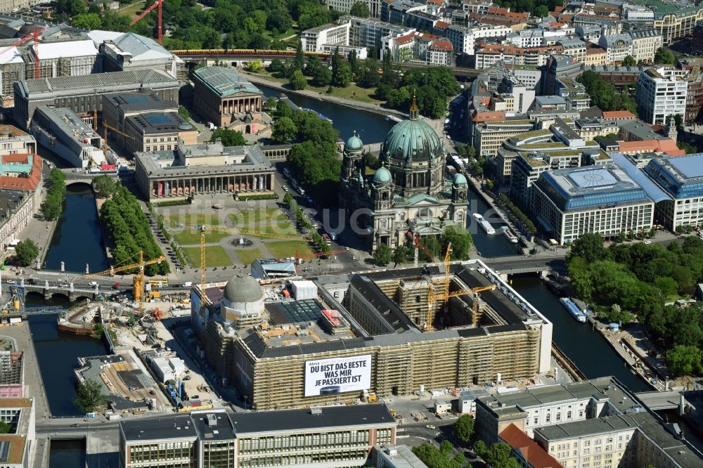 Luftbild Berlin - Umgestaltung des Schlossplatz durch die Baustelle zum Neubau des Humboldt - Forums in Berlin - Mitte