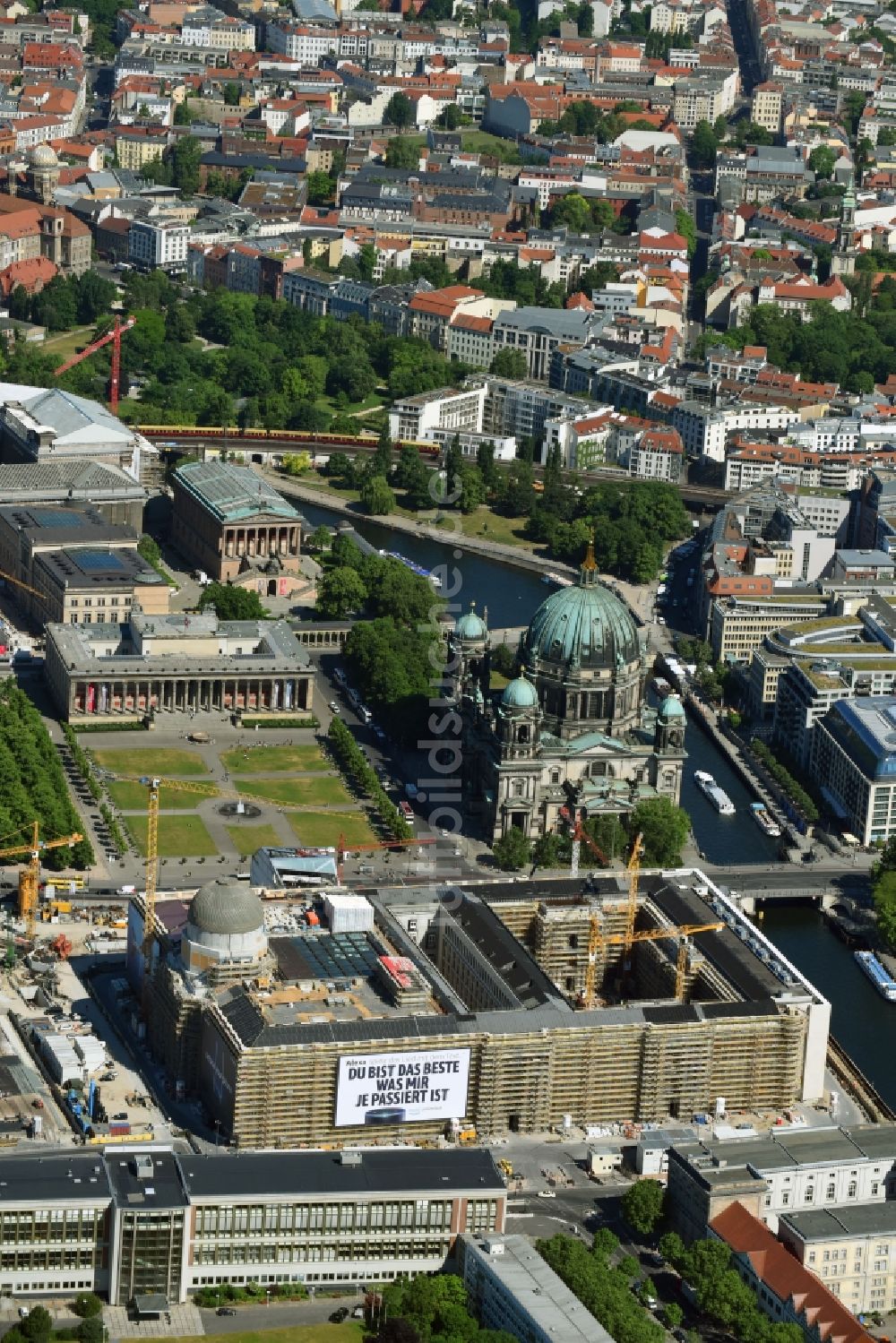 Luftaufnahme Berlin - Umgestaltung des Schlossplatz durch die Baustelle zum Neubau des Humboldt - Forums in Berlin - Mitte