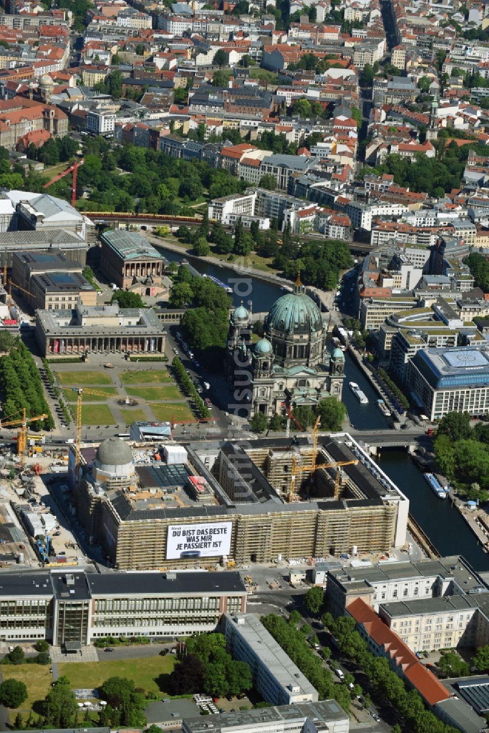 Berlin von oben - Umgestaltung des Schlossplatz durch die Baustelle zum Neubau des Humboldt - Forums in Berlin - Mitte