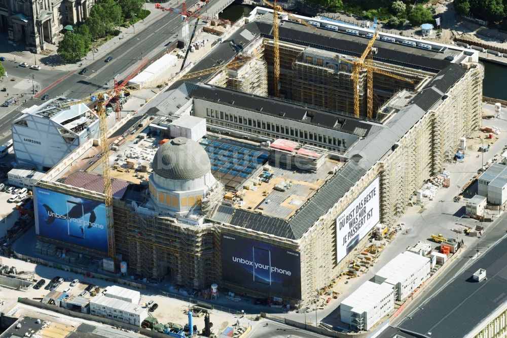 Berlin aus der Vogelperspektive: Umgestaltung des Schlossplatz durch die Baustelle zum Neubau des Humboldt - Forums in Berlin - Mitte