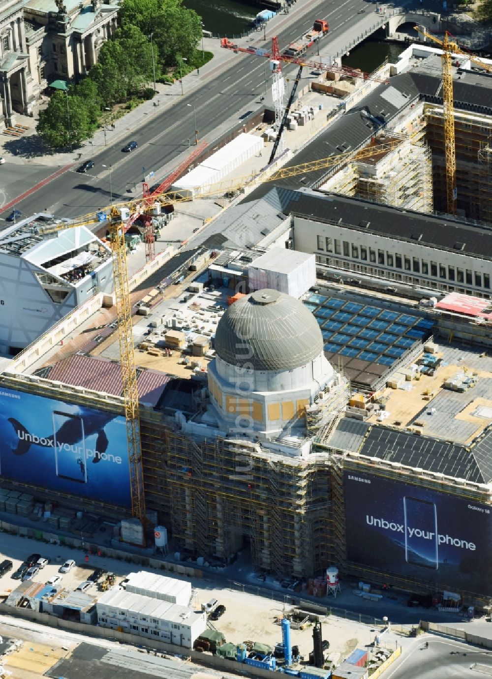 Luftbild Berlin - Umgestaltung des Schlossplatz durch die Baustelle zum Neubau des Humboldt - Forums in Berlin - Mitte