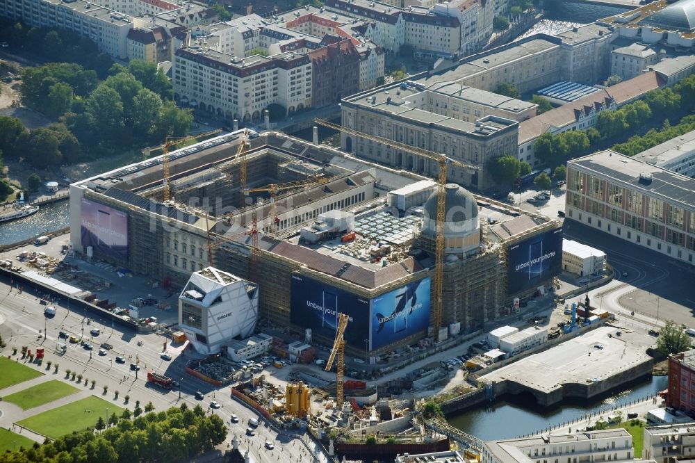 Luftbild Berlin - Umgestaltung des Schlossplatz durch die Baustelle zum Neubau des Humboldt - Forums in Berlin - Mitte