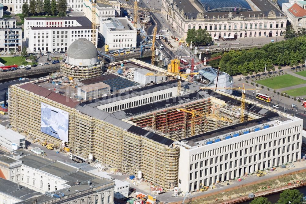 Luftaufnahme Berlin - Umgestaltung des Schlossplatz durch die Baustelle zum Neubau des Humboldt - Forums in Berlin - Mitte