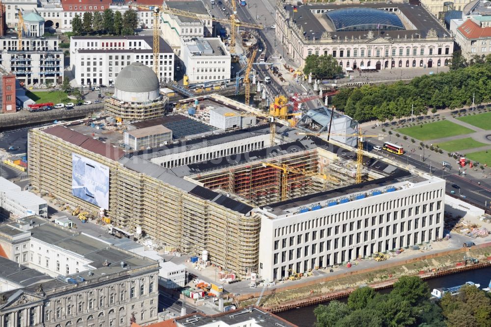 Berlin von oben - Umgestaltung des Schlossplatz durch die Baustelle zum Neubau des Humboldt - Forums in Berlin - Mitte